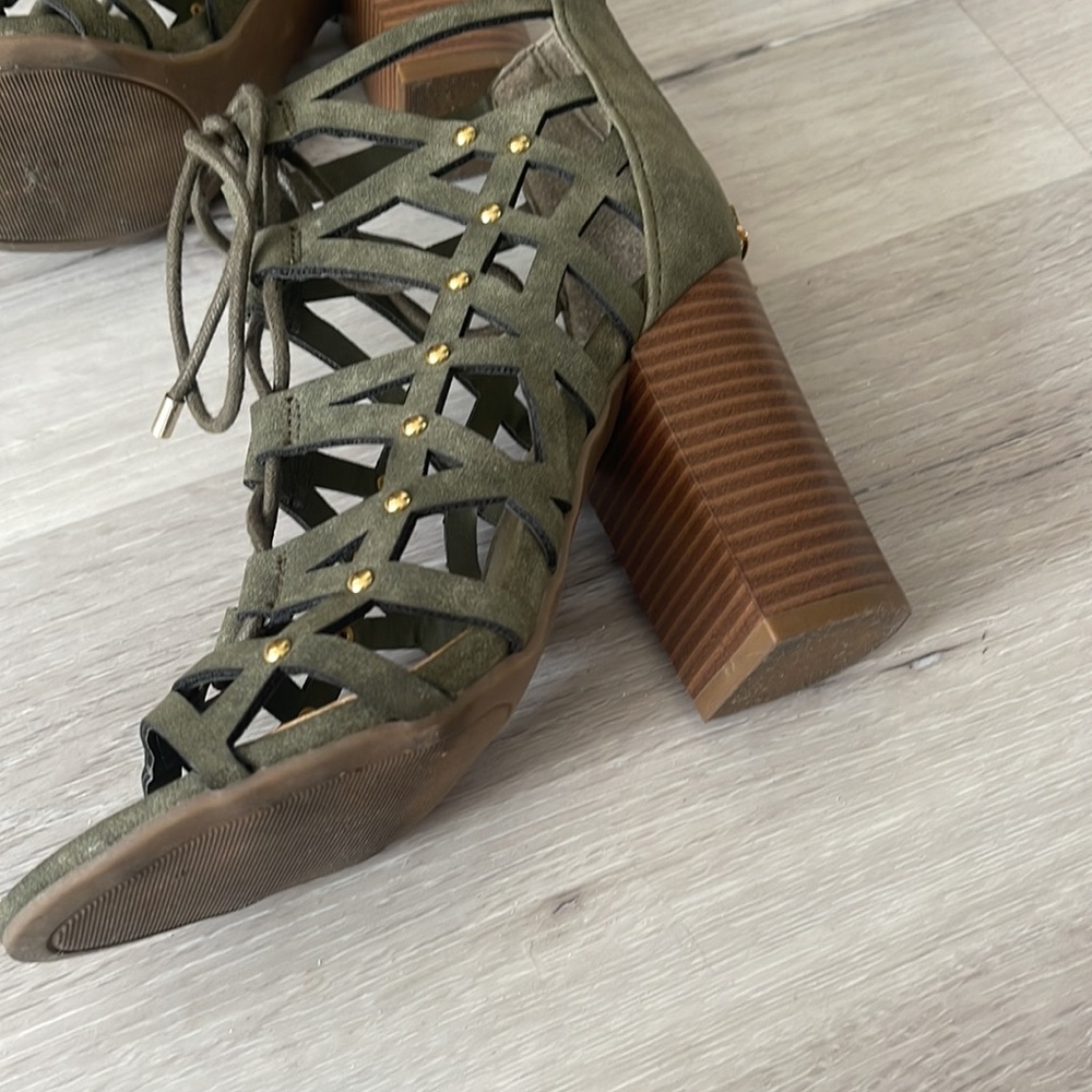 Heels - Picture 6 of 6